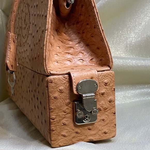 💖Host Pick💖 ONE OF A KIND! Ostrich leather Handbag With a Secret Depart. /H38 - Picture 3 of 12